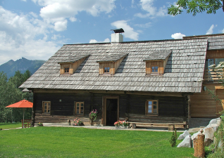 Die Napoleonvilla ist das beliebteste Feriendomizil der Region Rennweg am Katschberg. (Ansicht: Südseite)