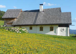 Das über 300 Jahre alte, im traditionellen Holzriegelbau gezimmerte Land- und Ferienhaus ist denkmalgeschützt. (Ansicht: Nordseite)