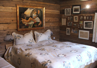 Bedroom on the ground floor: Natural materials make sure the sleep environment is healthy and relaxing.