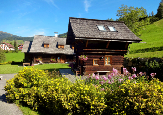 Nach dem Abbau durch einen Altwarentrödler kam die Idee auf, das kleine Holzhaus als Ferienquartier für Pärchen neben der Napoleonvilla aufzustellen.